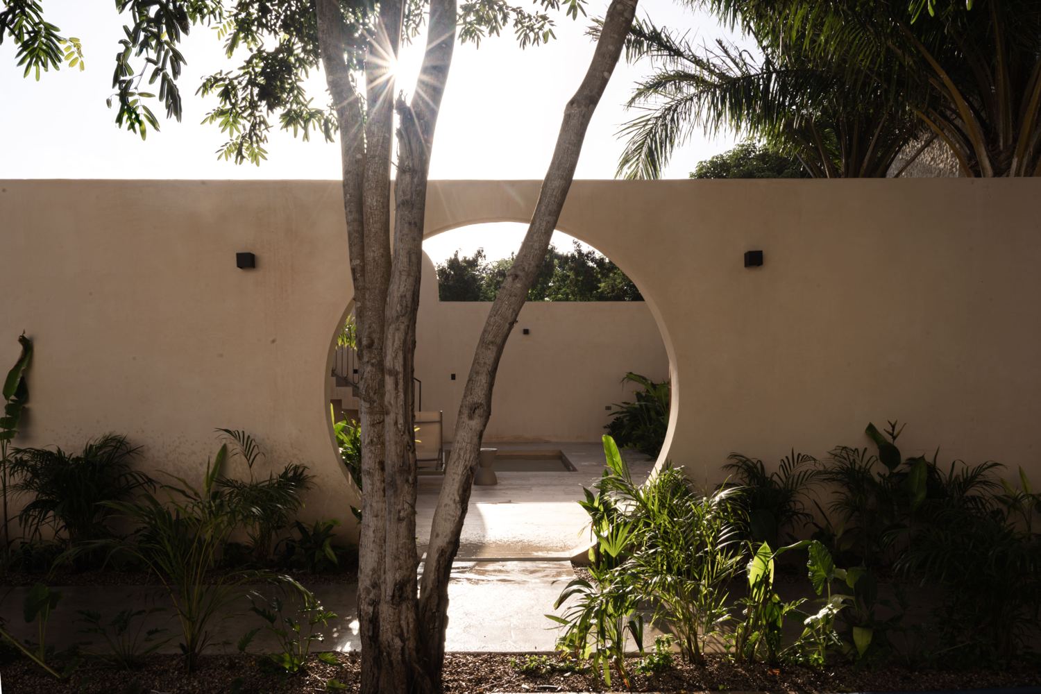 Santual, Jardín con arco