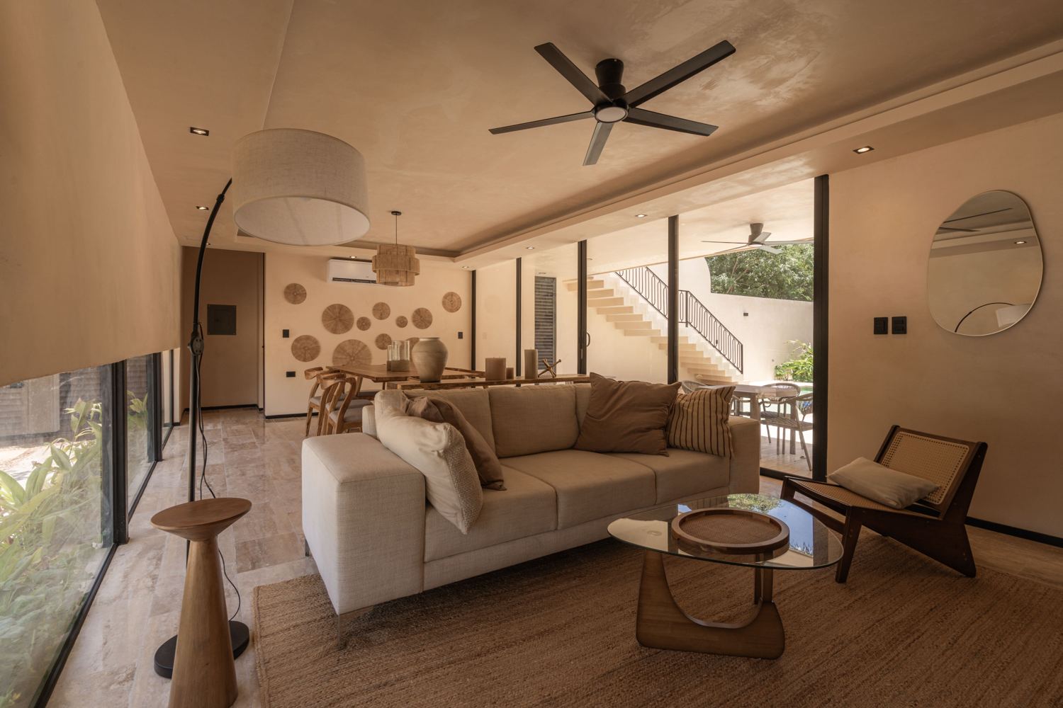 Santual, Lounge
